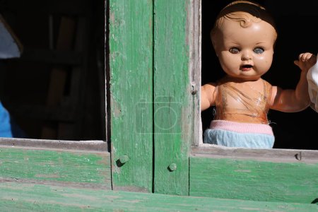 Foto de Muñeca espeluznante en casa abandonada en el fondo, de cerca - Imagen libre de derechos