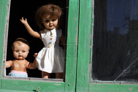 Téléchargez les photos : Poupées effrayantes dans une maison abandonnée en arrière-plan, gros plan - en image libre de droit