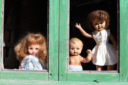 Foto de Muñecas espeluznantes en casa abandonada en el fondo, de cerca - Imagen libre de derechos