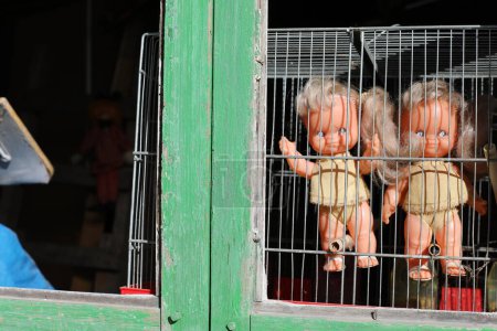 Foto de Espeluznantes muñecas gemelas mirando a través de la ventana - Imagen libre de derechos
