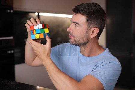 Téléchargez les photos : Rubik's cube in man hands on background, close up - en image libre de droit