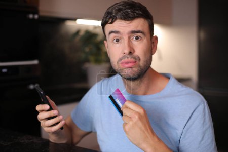 Mann kauft mit Kreditkarte online ein