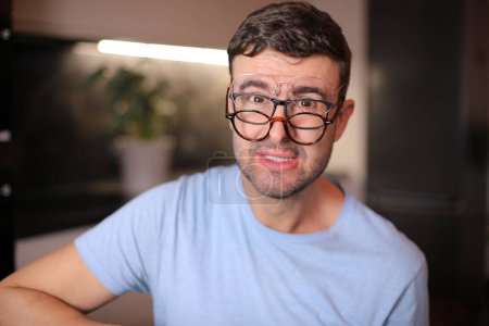 Téléchargez les photos : Homme portant trois types différents de lunettes simultanément - en image libre de droit