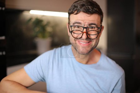 Homme portant trois types différents de lunettes simultanément