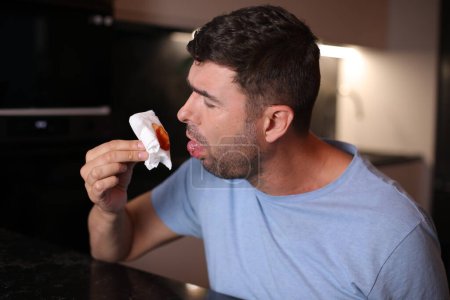 Foto de Hombre tosiendo saliva con sangre en el fondo, de cerca - Imagen libre de derechos