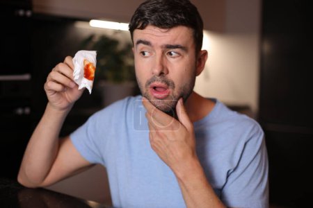 Foto de Hombre tosiendo saliva con sangre en el fondo, de cerca - Imagen libre de derechos