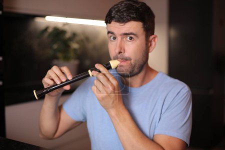 Téléchargez les photos : Homme adulte jouant de la flûte sur fond, gros plan - en image libre de droit