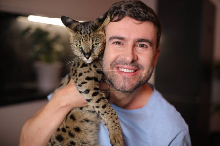 Foto de Gato exótico y su dueño masculino - Imagen libre de derechos
