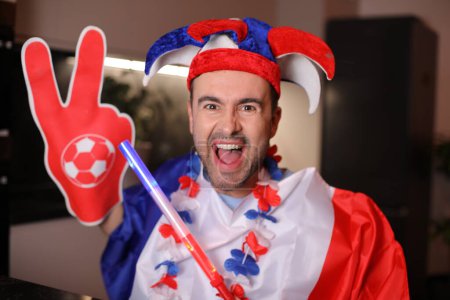 Téléchargez les photos : Fan de sport patriotique français célébrant une victoire - en image libre de droit
