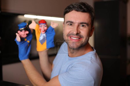 Téléchargez les photos : Marionnettiste masculin contrôlant montrant ses marionnettes - en image libre de droit
