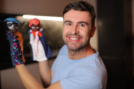 Téléchargez les photos : Marionnettiste masculin contrôlant montrant ses marionnettes - en image libre de droit