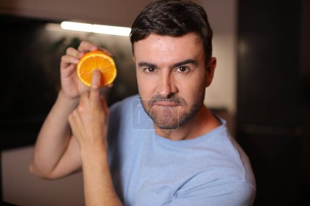 Foto de Hombre mostrando el interior de la fruta naranja - Imagen libre de derechos