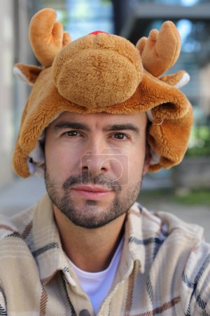 Mann mit Hut, der ein Bärengesicht imitiert