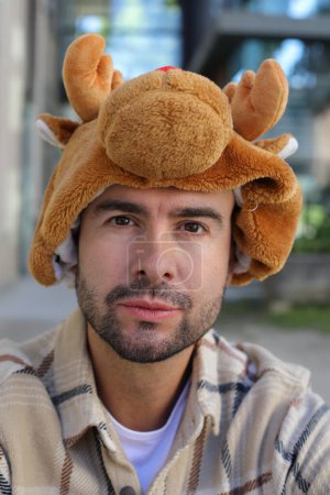 Foto de Hombre usando un sombrero que imita una cara de oso - Imagen libre de derechos