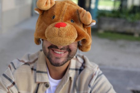 Man wearing a hat that imitates a bear face