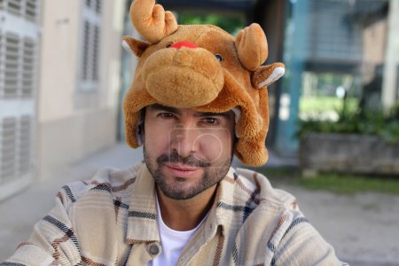 Mann mit Hut, der ein Bärengesicht imitiert