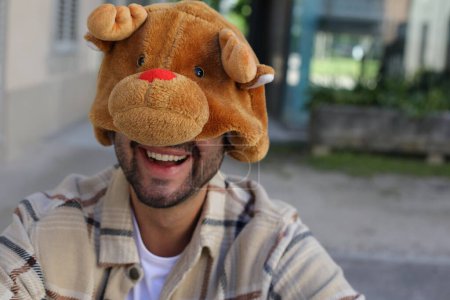 Man wearing a hat that imitates a bear face