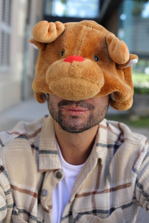 Foto de Hombre usando un sombrero que imita una cara de oso - Imagen libre de derechos