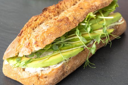 Foto de Sandwich con aguacate, ensalada verde y queso - concepto de desayuno saludable - Imagen libre de derechos