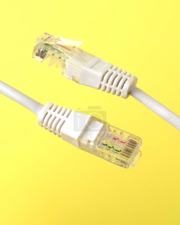 Netzwerkanschluss, Internetanschluss und Computertechnologiekonzept, Nahaufnahme des Ethernet-Kabelanschlusses, auf gelbem Hintergrund