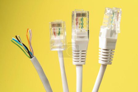 Foto de Conexión de red, conexión a Internet y concepto de tecnología informática, primer plano del conector de cable Ethernet, sobre fondo amarillo - Imagen libre de derechos