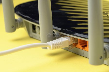 Téléchargez les photos : Connexion à un réseau de routeurs Wi-Fi - en image libre de droit
