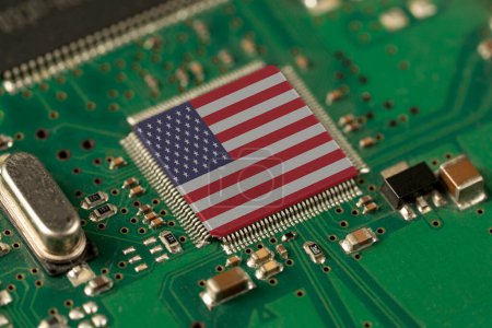 Die Flagge der Vereinigten Staaten von Amerika auf dem CPU-Prozessor oder GPU-Chip auf der Hauptplatine. Amerika ist der weltgrößte Chiphersteller und demonstriert die Überlegenheit des Landes