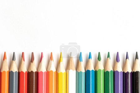 Foto de Lápices de colores se encuentran en una fila. Una línea dibujada con puntas de lápiz. Conjunto de crayones para ilustraciones, arte, estudio. Listo para la escuela. - Imagen libre de derechos