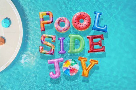 Téléchargez les photos : Poolside Joy Colorful Air Matelas Lettrage. Vacances d'été sur l'affiche de la mer. Summertime papier peint heureux jour brillant. - en image libre de droit