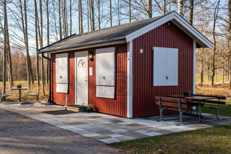 Petite maison traditionnelle typique en bois rouge en Suède, Scandinavie
