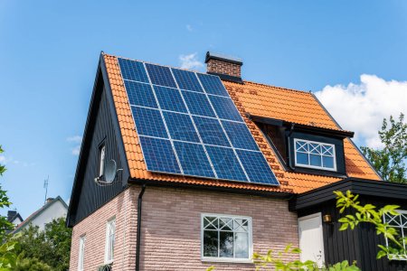 Foto de Panel de baterías solares en un techo de una casa privada en Europa. Tecnología de ahorro de energía. Día soleado de verano. - Imagen libre de derechos