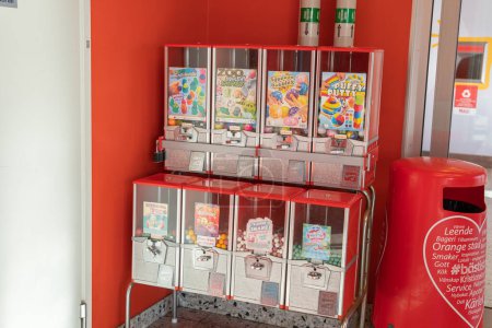 Foto de Suecia, Knislinge 16 de septiembre de 2022: Antigua máquina de juegos vintage en una tienda. Grúa de garra. Máquina de caramelos y encías de burbuja. Gran dispensador de caramelos, banco de gomitas, dispensador de gomitas. Entretenimiento para niños. - Imagen libre de derechos