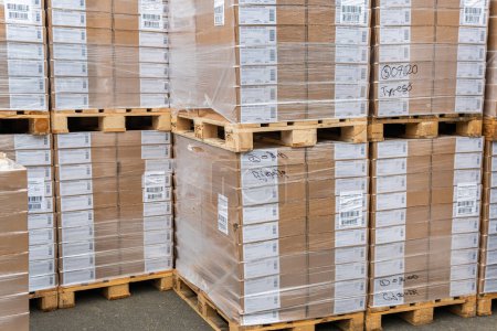 Foto de Suecia, Malmo noviembre 15, 2022: Muchos envases de cartón con productos apilados en un almacén - Imagen libre de derechos