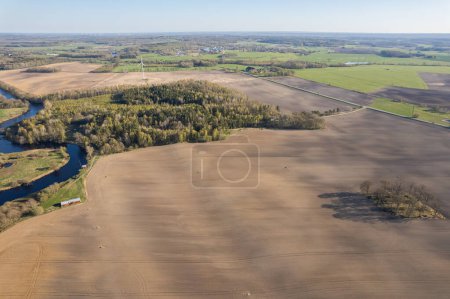 Foto de Hermosa vista aérea de los campos y la naturaleza, río curvo y árboles grandes. Agricultura en Suecia, ecología. - Imagen libre de derechos