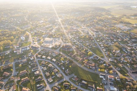 Foto de Vista aérea del pueblo europeo con muchas casas privadas. Puesta de sol en zona residencial, urbanismo. - Imagen libre de derechos