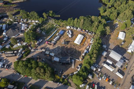 Foto de Vista aérea de un festival de rock en el pueblo - Imagen libre de derechos
