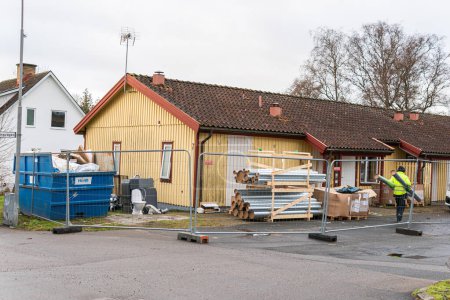 Foto de Suecia, Knislinge 3 de enero de 2023: renovación, remodelación, revisión, remodelación, reparaciones capitales de una casa de madera. Reparaciones, rutina. Mantenimiento de un edificio. - Imagen libre de derechos