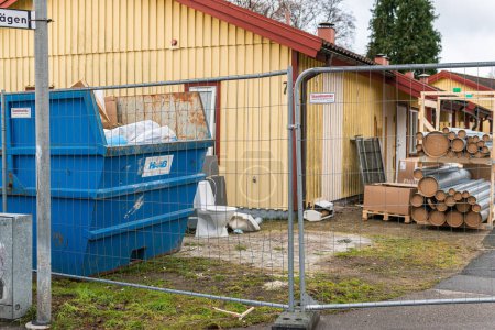 Téléchargez les photos : Suède, Knislinge 3 janvier 2023 : rénovation, remise à neuf, révision, réaménagement, réparations d'immobilisations d'une maison en bois. Réparation en cours, routine. Entretien d'un bâtiment. - en image libre de droit