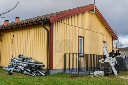 Téléchargez les photos : Suède, Knislinge 3 janvier 2023 : rénovation, remise à neuf, révision, réaménagement, réparations d'immobilisations d'une maison en bois. Réparation en cours, routine. Entretien d'un bâtiment. - en image libre de droit