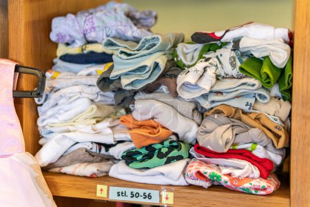 Foto de Suecia, Malmo julio 8, 2023: Niños diferentes, ropa para niños en perchas y estantes, ropa colgada en una tienda de segunda mano - Imagen libre de derechos