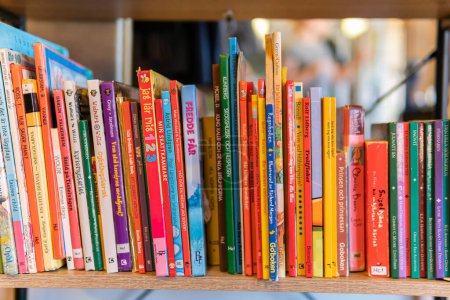 Téléchargez les photos : Suède, Malmo 8 juillet 2023 : Beaucoup de livres pour enfants en suédois sur une étagère d'une bibliothèque ou d'un magasin d'occasion - en image libre de droit