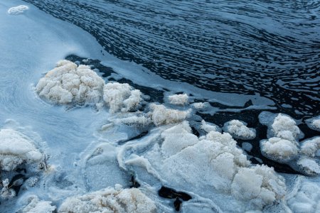 Foto de Nieve helada blanca en el agua, texturas de hielo, agua y nieve - Imagen libre de derechos