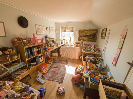 Foto de Suecia, Knislinge 25 de febrero de 2016: Sala de juegos, sala de juegos. la habitación de los niños, la habitación de los niños llena de diferentes juguetes. Juguetes de segunda mano. - Imagen libre de derechos