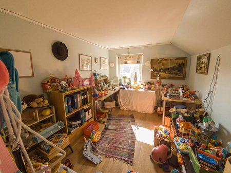 Foto de Suecia, Knislinge 25 de febrero de 2016: Sala de juegos, sala de juegos. la habitación de los niños, la habitación de los niños llena de diferentes juguetes. Juguetes de segunda mano. - Imagen libre de derechos