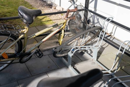 Foto de Suecia, Malmo 9 de marzo de 2023: Una bicicleta abandonada rota en el estacionamiento - Imagen libre de derechos