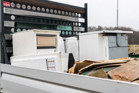 Foto de Suecia, Malmo 14 de marzo de 2023: Electrodomésticos usados y rotos como refrigeradores, microondas, lavadoras, aire acondicionado tirado a la basura en la estación de residuos. Estación de clasificación de basura. - Imagen libre de derechos
