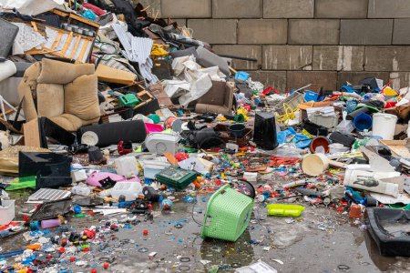 Foto de Suecia, Malmo marzo 13, 2022: Una gran cantidad de basura, escombros, basura al aire libre en la estación de clasificación y reciclaje de residuos. - Imagen libre de derechos