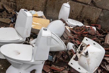 Foto de Suecia, Malmo 13 de marzo de 2022: Una gran cantidad de toiles usados desechados y otros desechos, basura al aire libre en la estación de clasificación y reciclaje de residuos. - Imagen libre de derechos