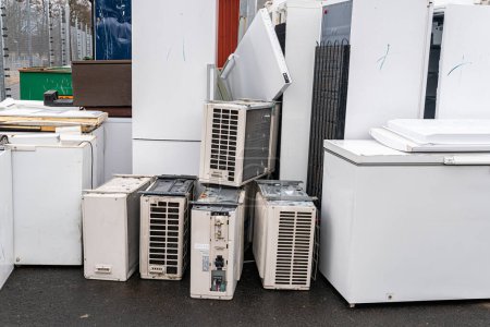 Foto de Suecia, Malmo 14 de marzo de 2023: Electrodomésticos usados y rotos como refrigeradores, microondas, lavadoras, aire acondicionado tirado a la basura en la estación de residuos. Estación de clasificación de basura. - Imagen libre de derechos