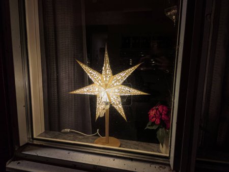 Foto de Suecia, Malmo 6 de diciembre de 2023: casa privada típicamente decorada en Europa. Humor festivo antes de Navidad y Año Nuevo. Adviento. - Imagen libre de derechos